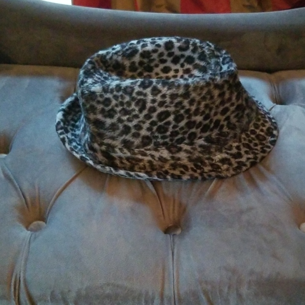 Unisex leopard for fardora.